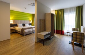 Deluxe-Apartment | Allergikerbettwaren, Daunenbettdecken, Pillowtop-Betten, Schreibtisch