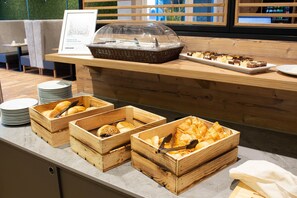 Frokostbuffé hver dag (mot et tillegg)