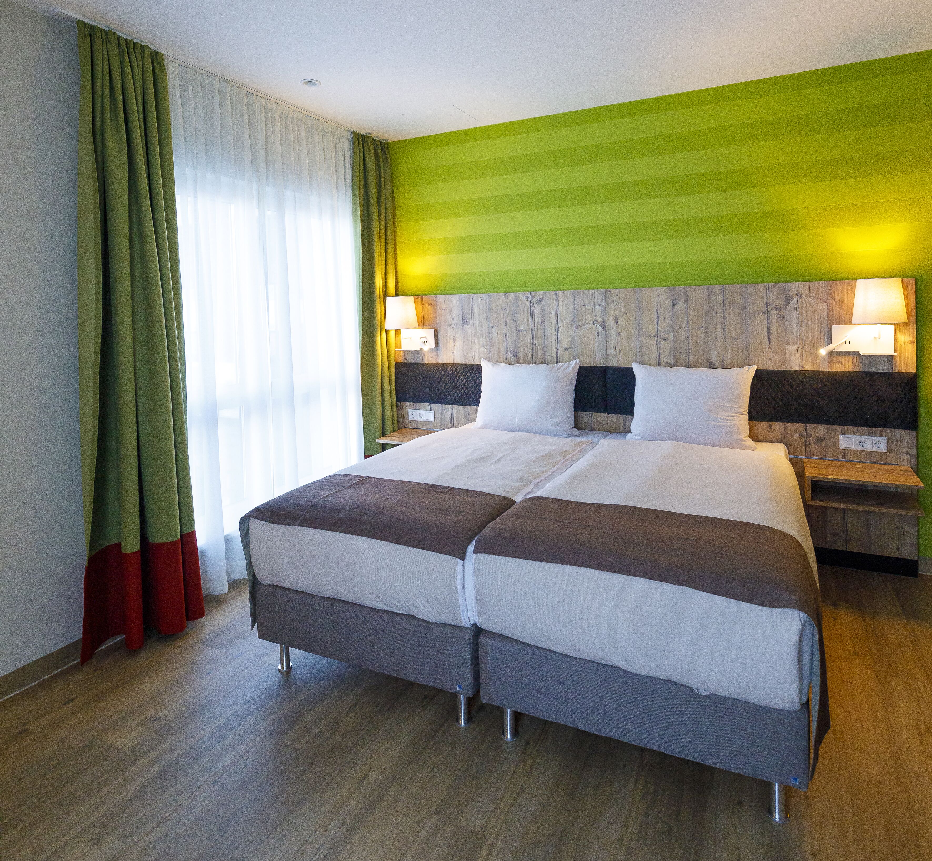 舒适双人房 | 防过敏的被褥、羽绒被、加厚床垫、办公桌