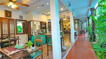 Daily cooked-to-order breakfast (THB 350 per person)