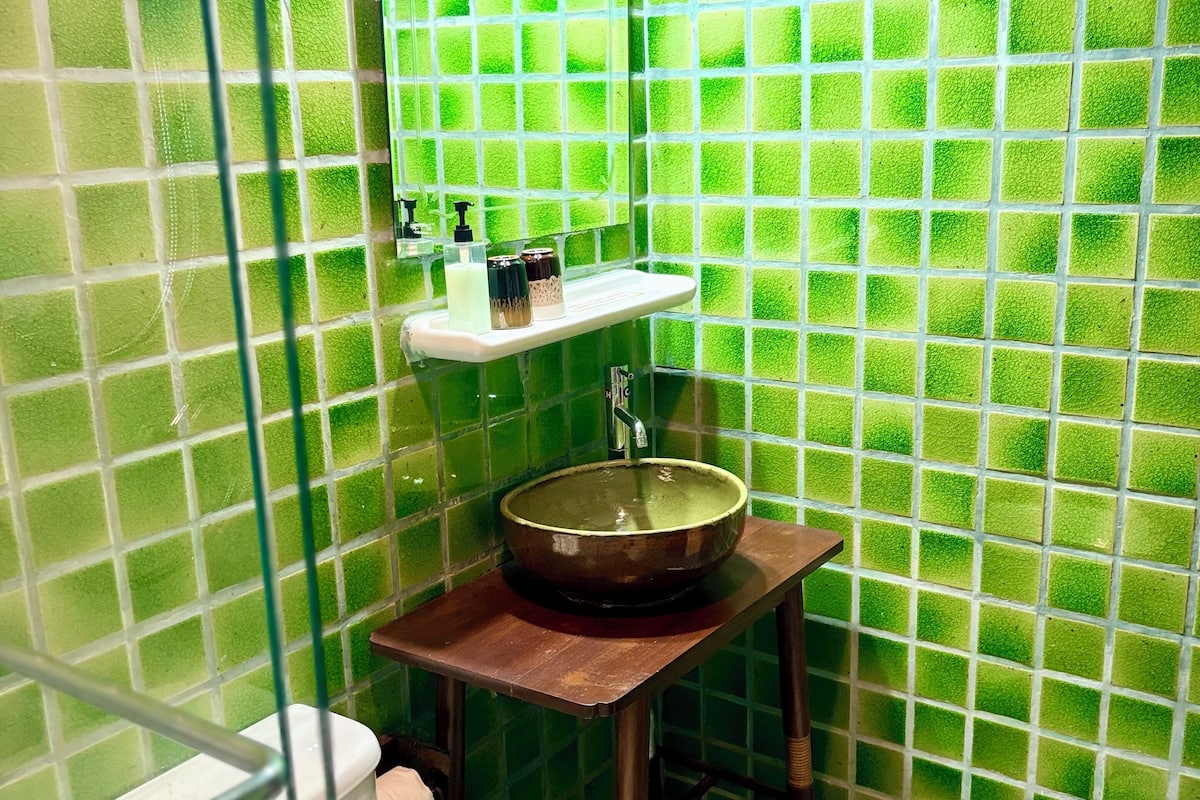 Deluxe Room | Bathroom | Shower, free toiletries, hair dryer, bathrobes