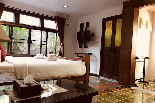 Deluxe kamer | Een minibar, een kluis op de kamer, verduisterende gordijnen