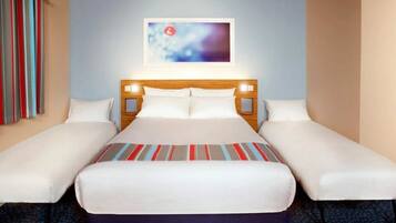 Une chambre d’hôtel avec un lit, deux tables de chevet, une tête de lit et un tableau au mur.