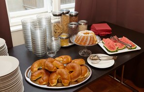 Un bufé de desayuno con diversos alimentos y salsas.