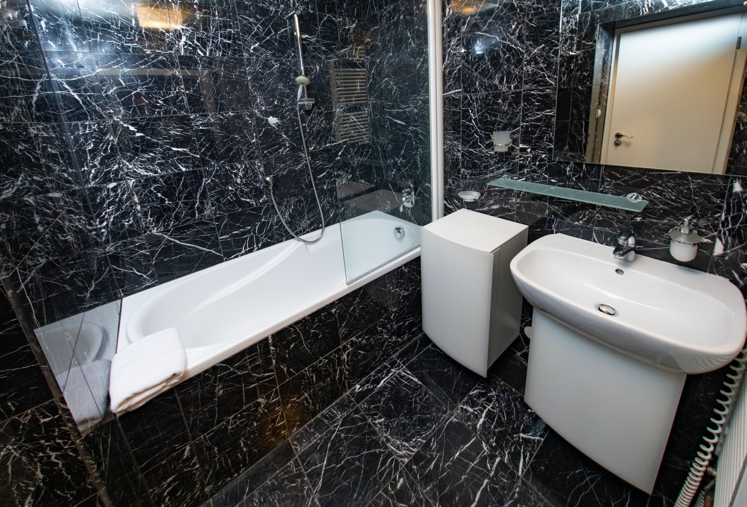 Un baño con bañera, lavamanos e inodoro.