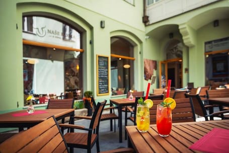Breakfast, lunch, dinner served; local cuisine . Residence U Cerne Veze