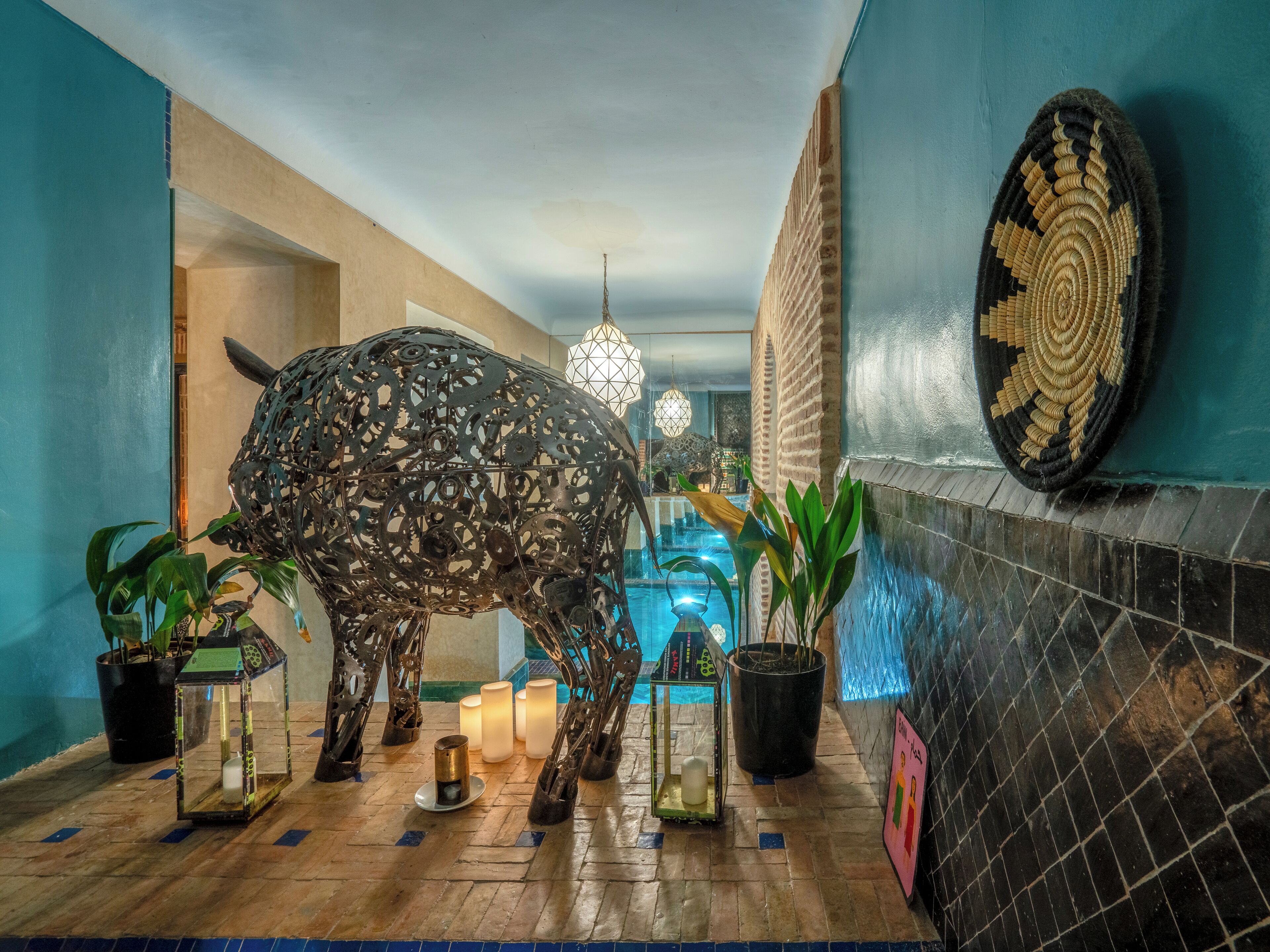 Piscine couverte, chaises longues