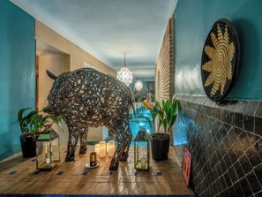 Indoor pool, pool loungers - Riad Ines Home (Marrakech)