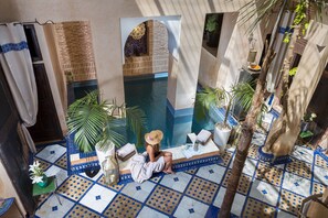 Indoor pool, pool loungers - Riad Ines Home (Marrakech)