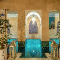 Piscine couverte, chaises longues