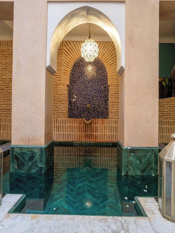 Piscine couverte, chaises longues