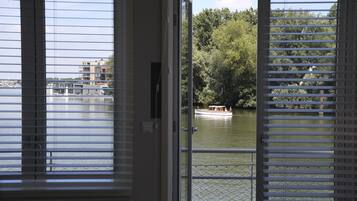 Tweepersoonskamer, op het water | Een kluis op de kamer, individueel gedecoreerd, individueel gemeubileerd