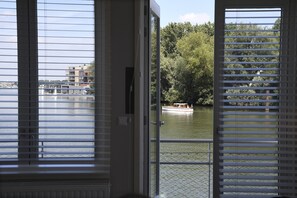 Double Room, Overwater | In-room safe, individually decorated, individually furnished, desk - Villa Augustus (Dordrecht)