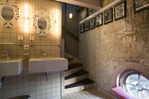 Cabezal de ducha tipo lluvia, secador de pelo, toallas