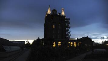 Småhus, hageområde | Fasade – kveld/natt