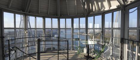 Kahden hengen huone, torni | Oleskelualue | 20–tuumainen taulutelevisio, jossa kaapelikanavat