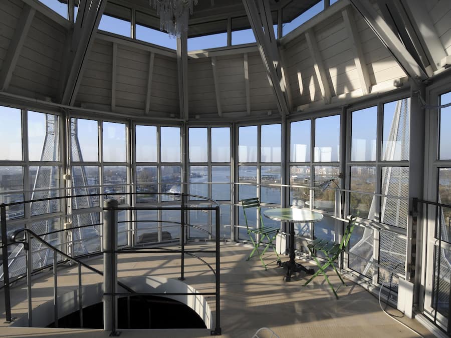 Habitación doble, en una planta alta | Zona de estar | Televisión de pantalla plana de 20 pulgadas con canales por cable