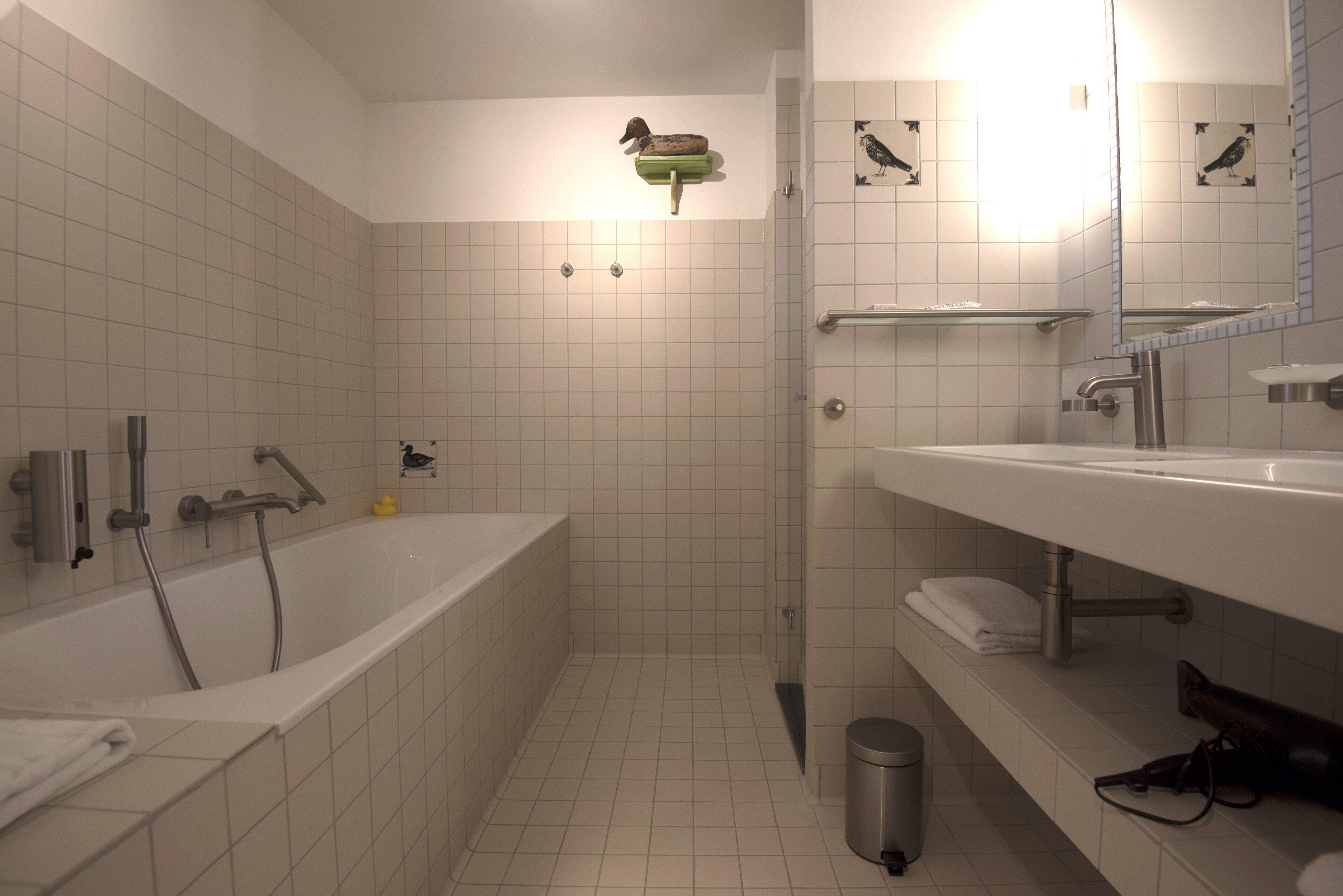 Un baño moderno con bañera, ducha y lavabo.