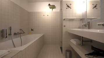 Un baño moderno con bañera, ducha y lavabo.