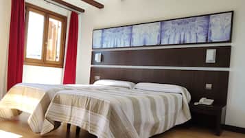 Vierpersoonskamer | Een kluis op de kamer, een bureau, een laptopwerkplek