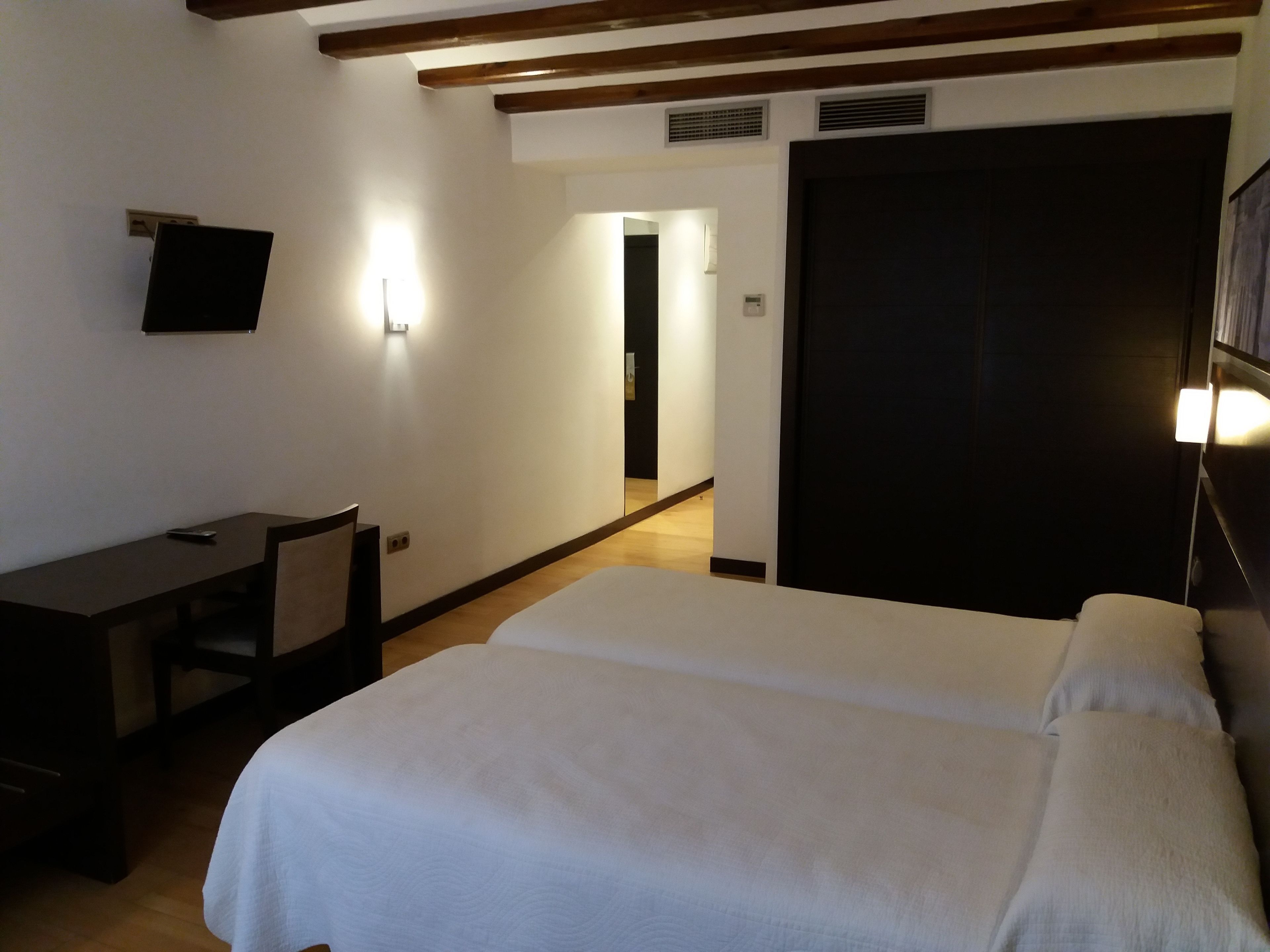 in-room safe, desk, laptop workspace, blackout curtains