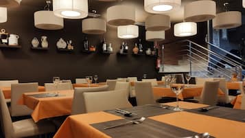 Café da manhã, almoço e jantar; culinária espanhola