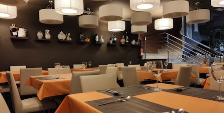 Se sirven desayunos, almuerzos y cenas; cocina española. Hotel Rey Sancho