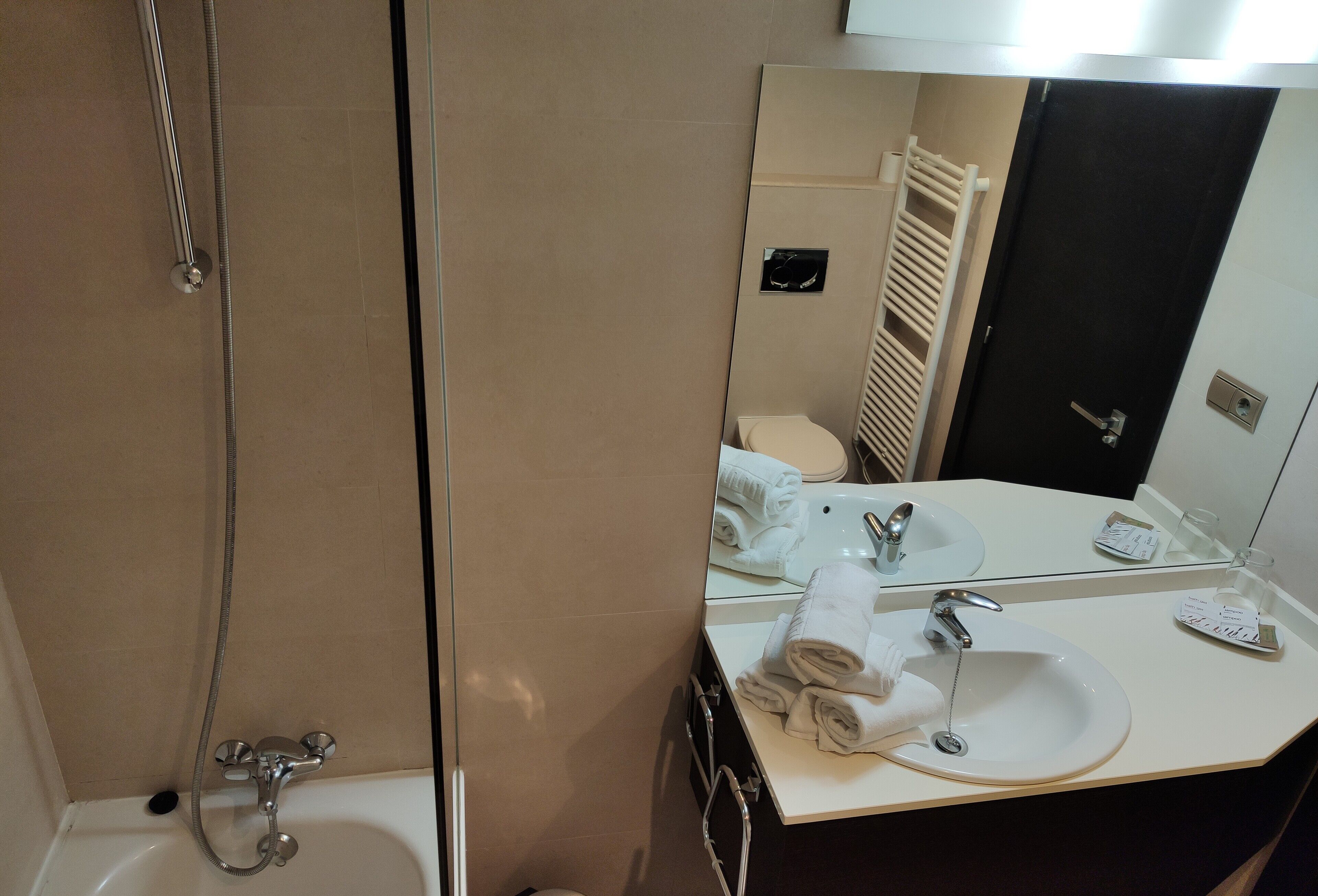 quadruple room | bathroom sink