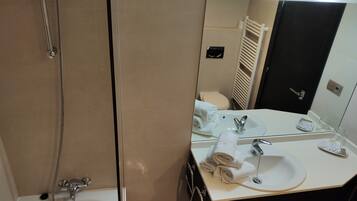 Un baño con bañera, lavabo y espejo.