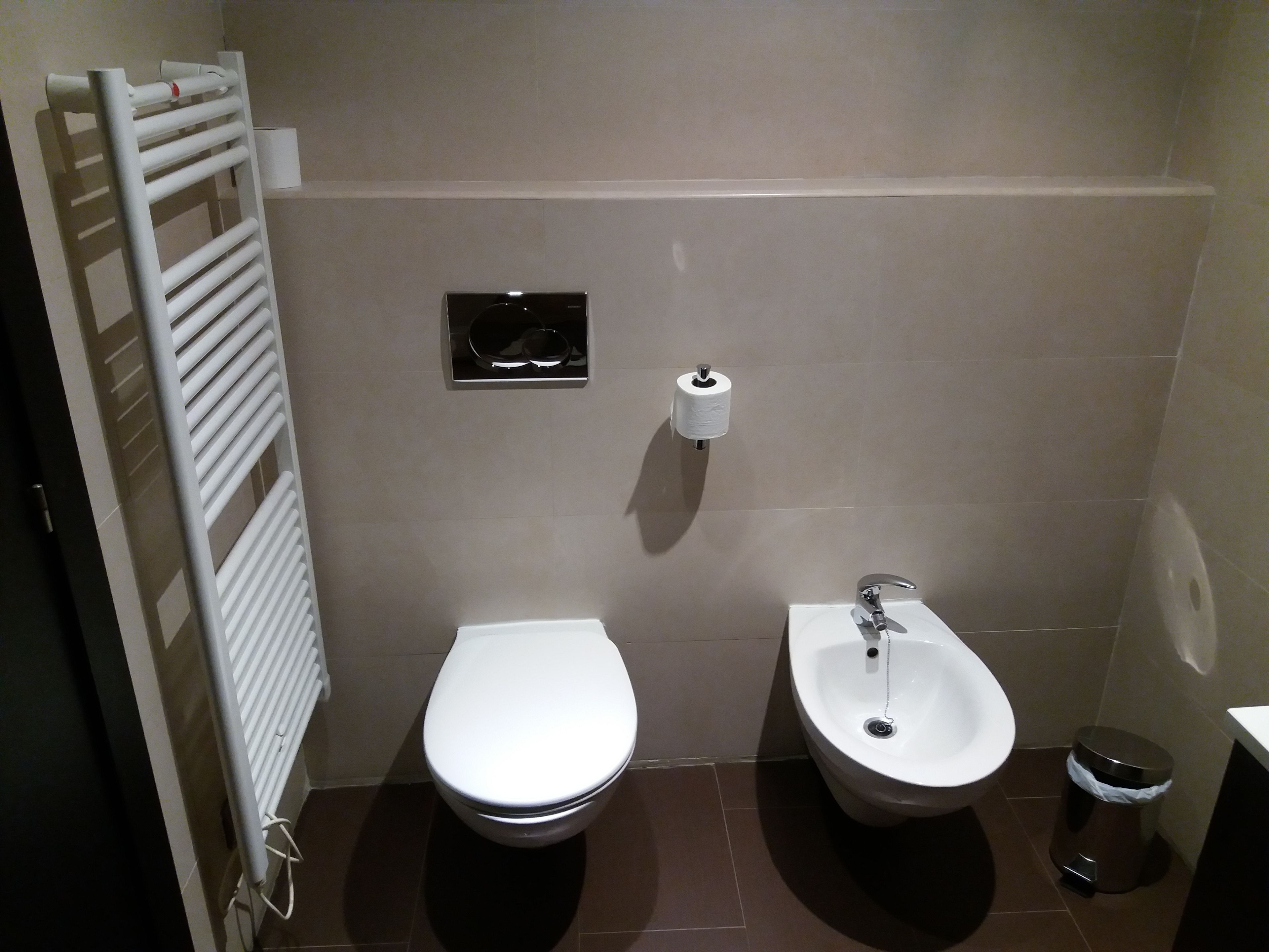 quadruple room | bathroom | combined shower/bathtub, free toiletries, hair dryer, bidet