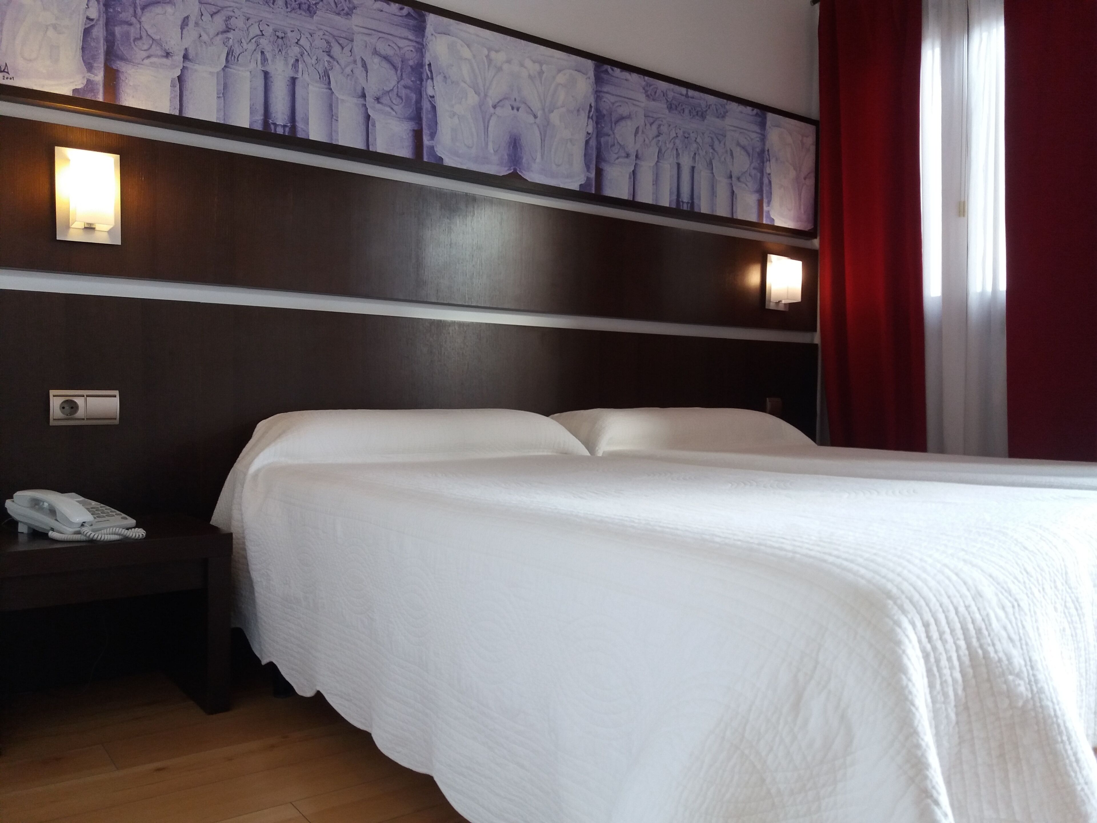 in-room safe, desk, laptop workspace, blackout curtains