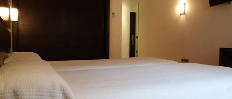 Twin Room | In-room safe, desk, laptop workspace, blackout drapes
