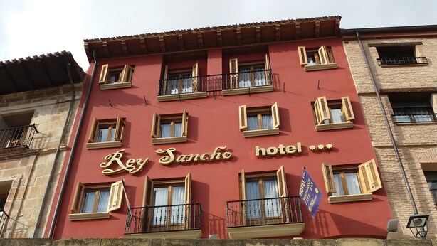 Facciata di un hotel con la scritta ben visibile "Key Sancho hotel".