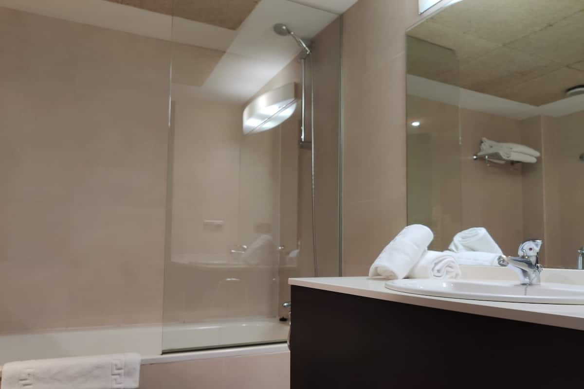 triple room | bathroom sink