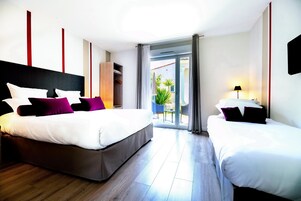 Ropa de cama de alta calidad, colchones con pillow-top y minibar 
