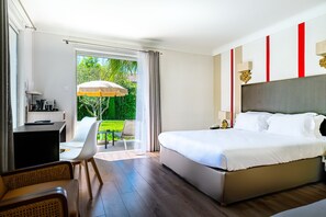 Kahden hengen huone (yksi tai kaksi sänkyä), terassi (Adult Only) | Ylelliset vuodevaatteet, pillowtop-patjalliset sängyt, minibaari