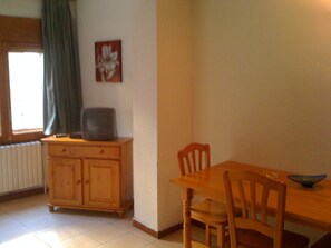 Apartment, 1 Bedroom (Interior view, 2-3 People) | In-room dining - Apartaments Els Avets (Pas de la Casa)