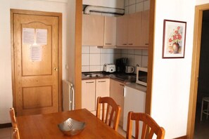 Apartment, 2 Bedrooms, Balcony (Street View, 4 People) | Private kitchenette | Fridge, microwave, stovetop, espresso maker - Apartaments Els Avets (Pas de la Casa)