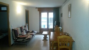 Apartamento, 2 quartos, sacada (Street View, 4 People) | Sala de estar | TV