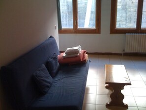 Apartamento, 1 quarto (Interior view, 2-3 People) | Área de estar | TV