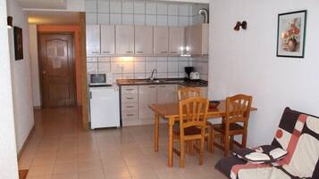 Apartament, 1 dormitori (Interior view, 2-3 People) | Cuina bàsica privada | Frigorífic, microones, placa de cuina i cafetera exprés