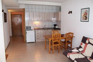 Apartment, 1 Bedroom (Interior view, 2-3 People) | Private kitchenette | Fridge, microwave, stovetop, espresso maker - Apartaments Els Avets (Pas de la Casa)