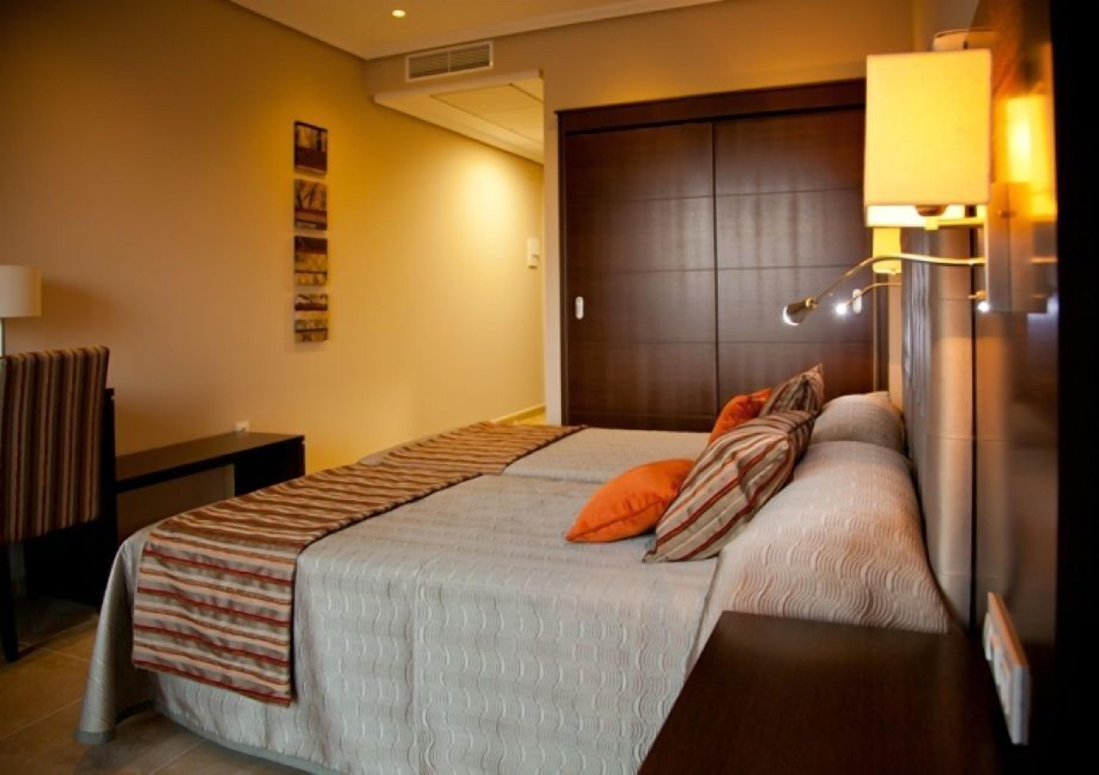 Habitación clásica con 2 camas individuales, terraza | Ropa de cama de alta calidad y edredones de plumas