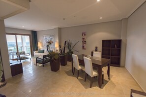 Deluxe Double Room, Terrace | Living room