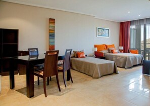 Premium bedding, down duvets, Tempur-Pedic beds, minibar - Hotel Y Apartamentos Quinto Cecilio (Medellin)