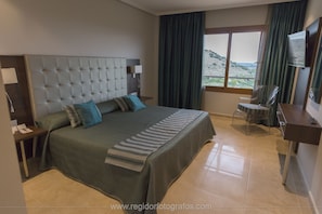 Quarto casal luxo, terraço | Roupas de cama premium, edredons de pluma, camas Tempur-Pedic, frigobar