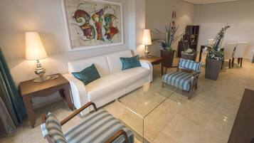 Deluxe tweepersoonskamer, terras | Woonkamer | Lcd-televisie