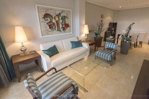 Quarto casal luxo, terraço | Sala de estar | TV LCD