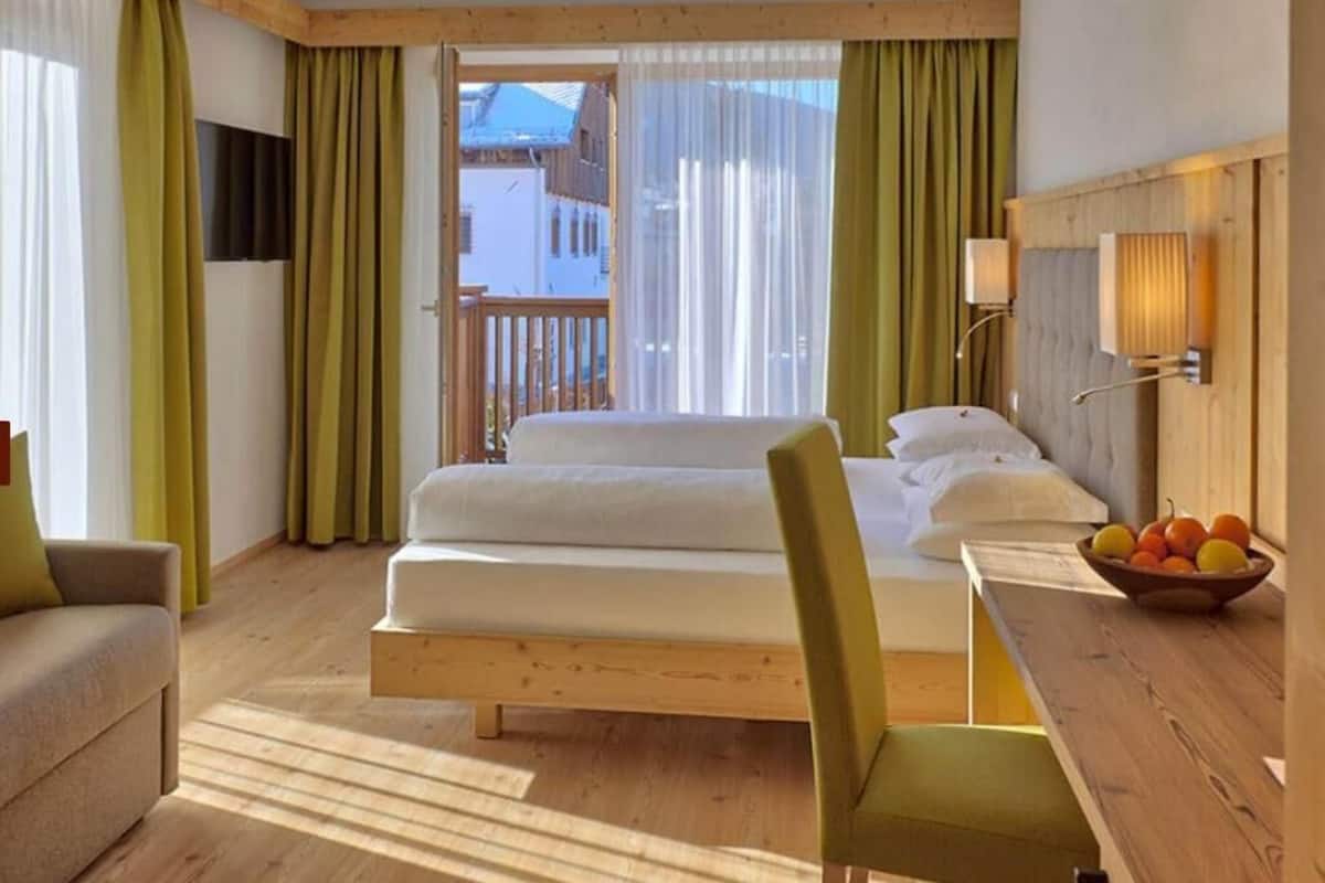 select comfort beds, in-room safe, desk, blackout curtains