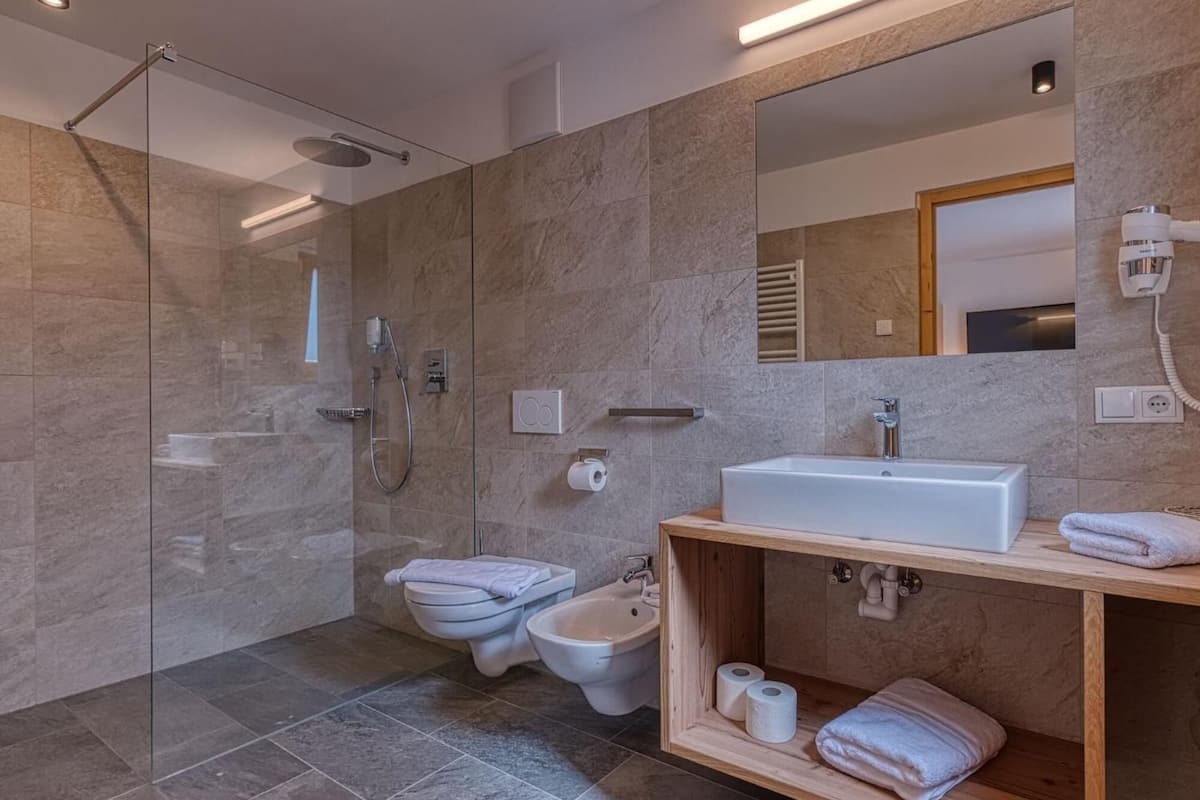 free toiletries, bidet, towels